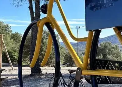 bici 7-museo arte-la plana de l_arc.jpg